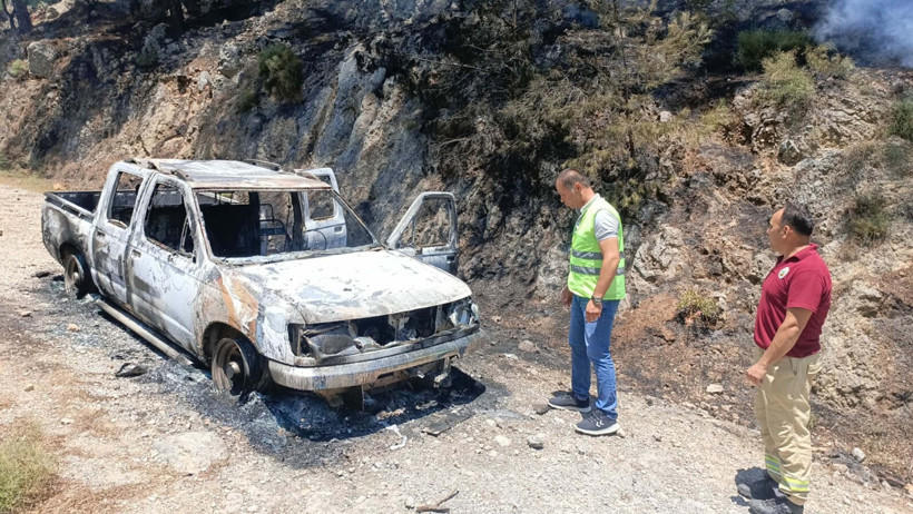 Kamyonet ateş topuna dönüştü: Yangın ormana sirayet etti - Resim : 1