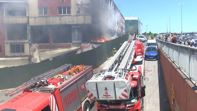 İstanbul’un göbeğinde korkutan yangın: Bir şerit tamamen trafiğe kapatıldı - Resim : 3