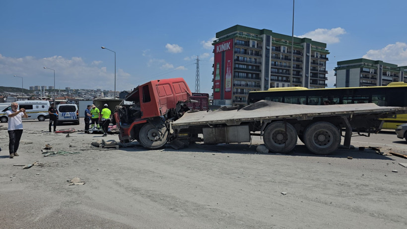 Kontrolden çıkan TIR dehşet saçtı: Bursa'da zincirleme kaza: 1 ölü 1 yaralı - Resim : 3