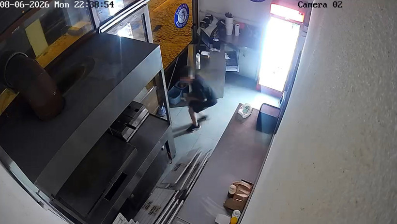 Önce sokakta oyalandılar: Sonra soyup kaçtılar: Kameraya anbean yansıdı - Resim : 4