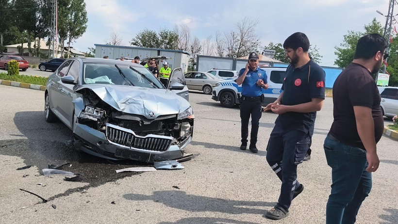 Iğdır'da otomobil ile minibüs kafa kafaya çarpıştı: Yarılar var - Resim : 2