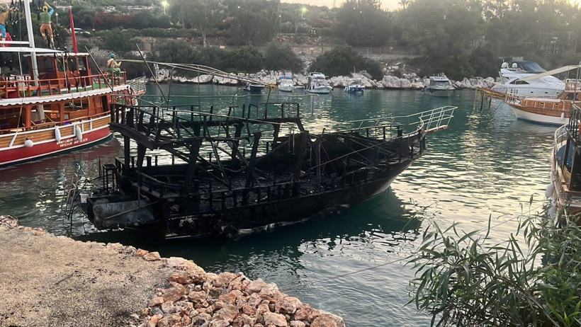 Alevler geceyi aydınlattı: Kıyıya bağlı 6 tekne kül oldu - Resim : 2