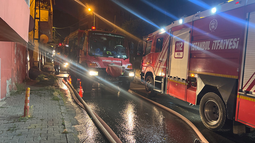 Gece yarısı korkutan yangın: Alevler üç gecekonduyu sardı - Resim : 1