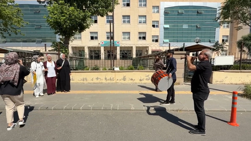 Boşanma kararını halay çekerek kutladı: Adliye önünde tarihe geçen anlar: - Resim : 2