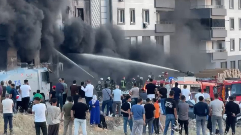 Karton kutular tutuştu: Beyaz İnci Sitesi’ni yakan anlar görüntülendi - Resim : 5