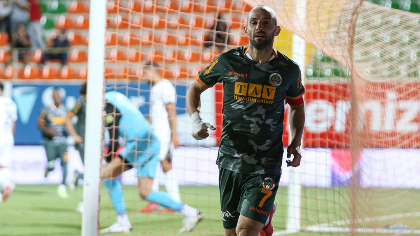 Alanyaspor'da bir devir sona erdi: Kaptan Efecan Karaca ile yollar ayrıldı - Resim : 2