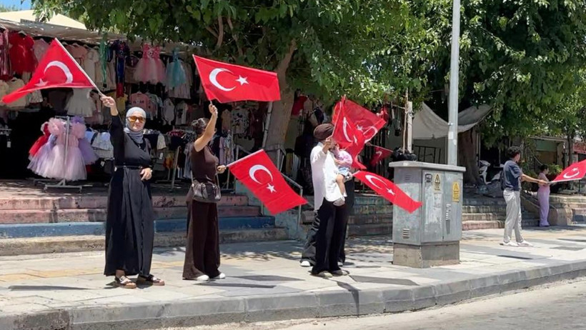 Tarsus’ta Bizim Çocuklar için dev konvoy: Kent kırmızı-beyaza büründü - Resim : 1