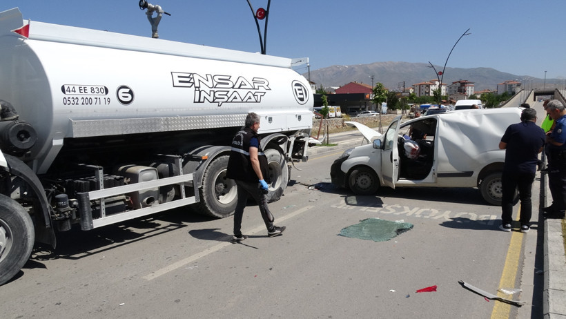 Malatya’da korkunç kaza: Otomobil su tankerine çarptı - Resim : 2