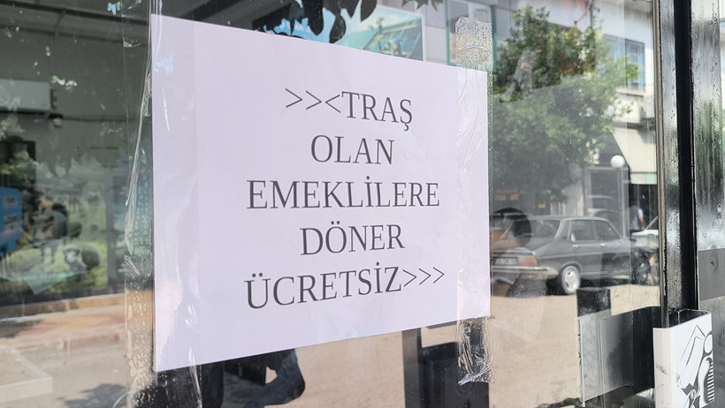 Emekliye ücretsiz yaptı: Duyan kapısında sıraya girdi - Resim : 1