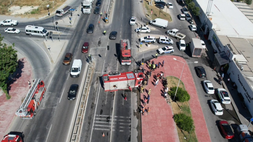 İhbar yolunda kaza: 3 İtfaiyeci yaralandı - Resim : 2