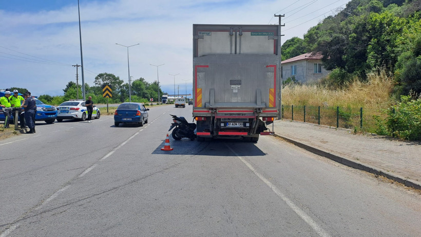 Samsun’da acı haber: Emekli polisin motosikleti kamyonun arasına sıkıştı - Resim : 2