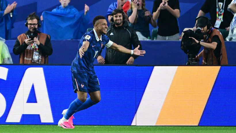 Paraguay maçı sonrası ırkçı saldırıya maruz kalan Mbappe'ye Macron'dan destek - Resim : 2