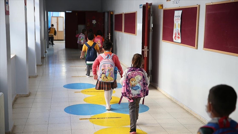 Üniversitelilerden örnek proje: İlkokulun duvarlarını renklendirdiler - Resim : 1
