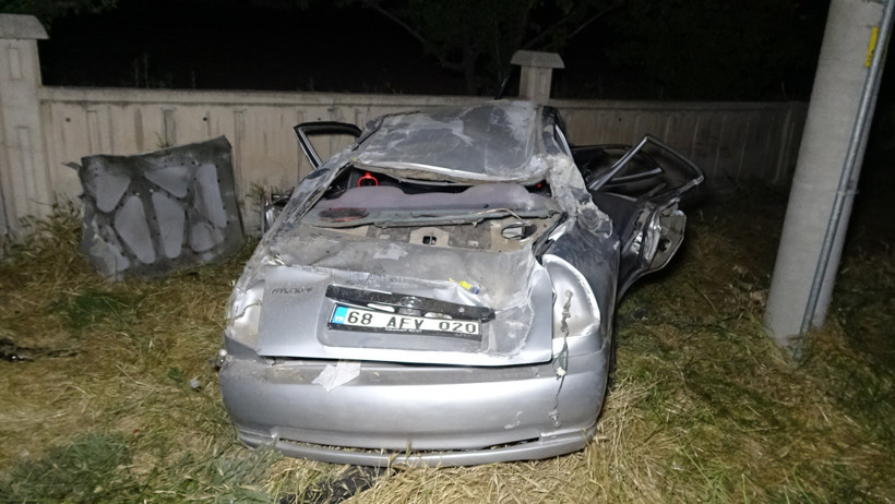 Otomobil bahçe duvarına ok gibi saplandı: Baba ve iki kızı araç içerisinde sıkıştı - Resim : 1