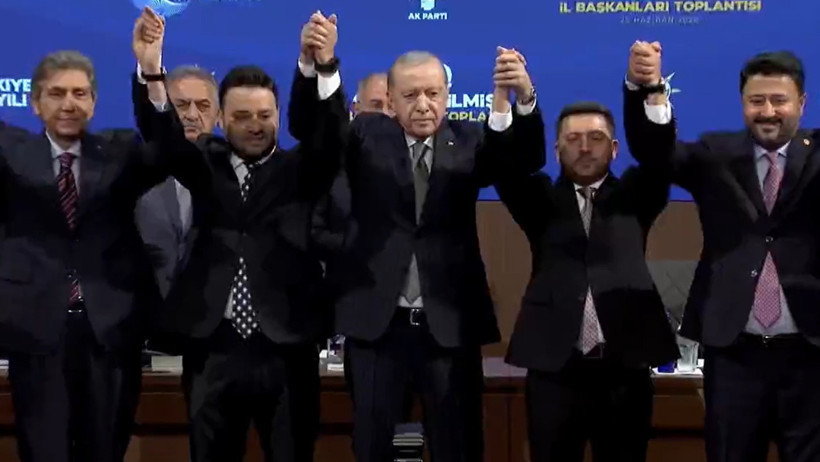 Cumhurbaşkanı Erdoğan rozetlerini taktı: 3 Belediye Başkanı AK Parti'ye geçti - Resim : 1