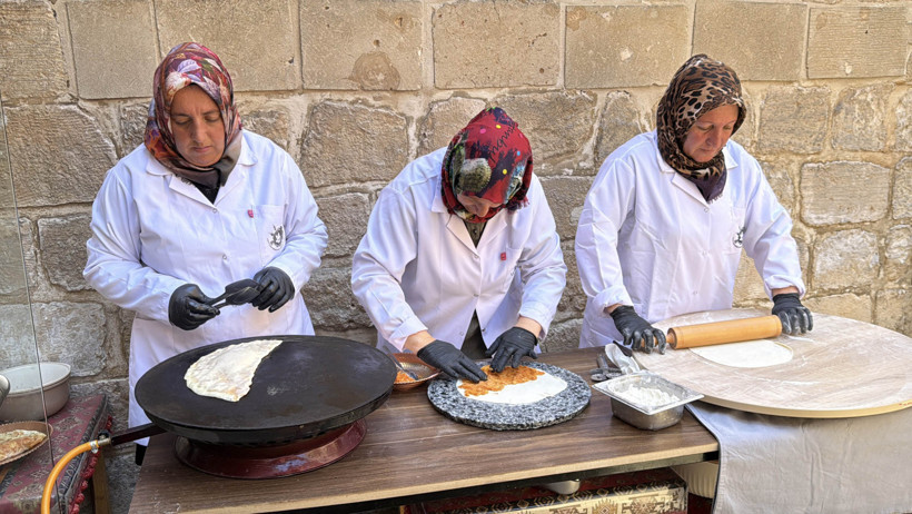 Tarihi taş konağın kapıları aralandı: Yöresel lezzetler ziyaretçilerini bekliyor - Resim : 4