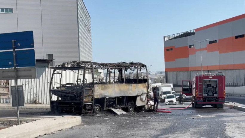 Arnavutköy'de korku dolu anlar: Servis minibüsü alev alev yandı - Resim : 2