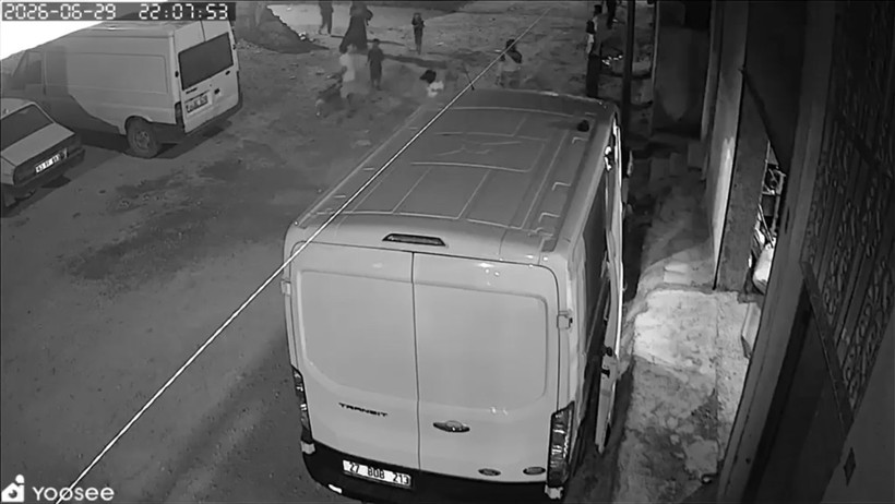 Sokakta tehlike oyun: Buldukları cisim bomba gibi patladı: Mahalle sokağa döküldü: 2 yaralı - Resim : 1