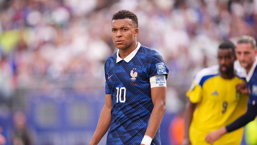 Paraguay maçı sonrası ırkçı saldırıya maruz kalan Mbappe'ye Macron'dan destek - Resim : 1