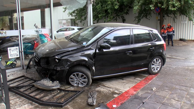 Kadıköy'de yürekleri hoplatan kaza: Otomobil, motosiklet galerisine daldı - Resim : 2
