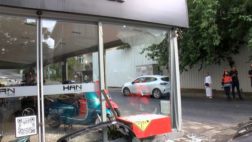 Kadıköy'de yürekleri hoplatan kaza: Otomobil, motosiklet galerisine daldı - Resim : 3