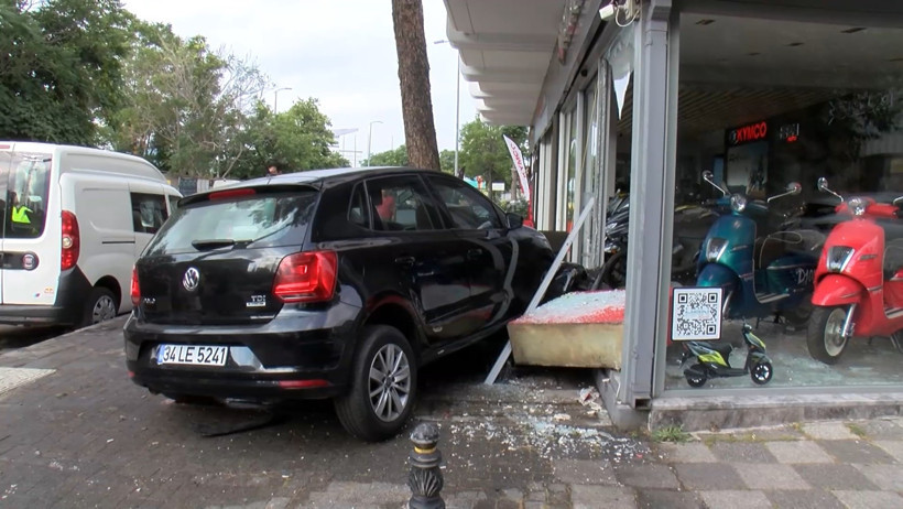 Kadıköy'de yürekleri hoplatan kaza: Otomobil, motosiklet galerisine daldı - Resim : 1
