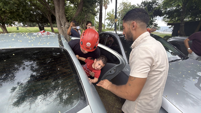 Baba ‘Kapıyı açın’ diye çırpındı: İtfaiye bebeği böyle kurtardı - Resim : 3