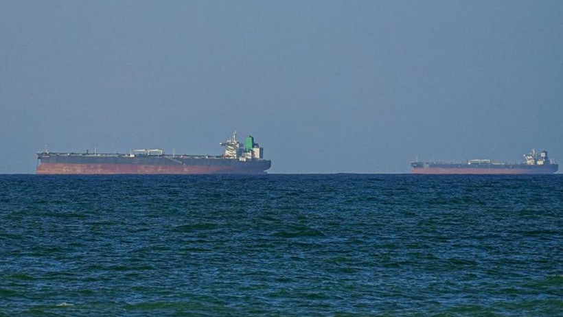 Hürmüz Boğazı yakınlarında petrol tankeri vuruldu - Resim : 1