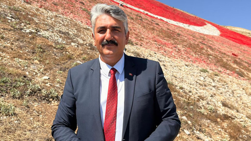 Ahır Dağı'ndaki dev Türk bayrağı yenilendi - Resim : 1