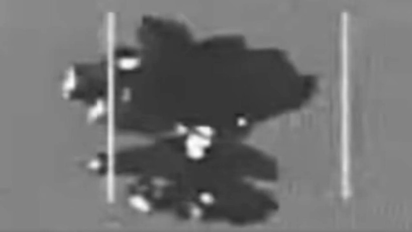 Dünya ABD’nin yayınladığı gizli UFO görüntülerini konuşuyor: Havada süzülen cisim ne? - Resim : 2