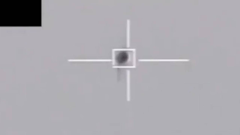 Dünya ABD’nin yayınladığı gizli UFO görüntülerini konuşuyor: Havada süzülen cisim ne? - Resim : 3