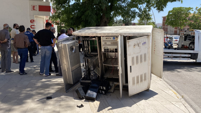 Elazığ’da kontrolden çıkan cip kaldırıma daldı: 1’i ağır 2 yaralı - Resim : 2