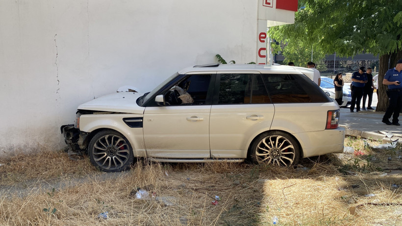 Elazığ’da kontrolden çıkan cip kaldırıma daldı: 1’i ağır 2 yaralı - Resim : 1