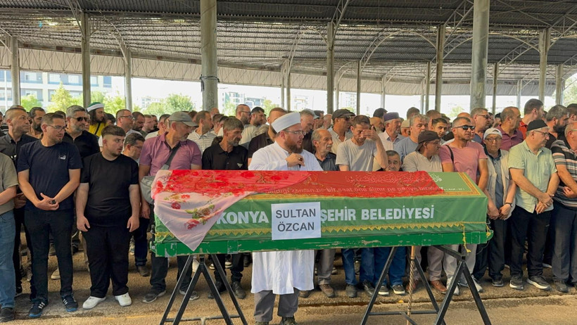 Bir aşk hikayesinin en hüzünlü sonu: Konya'da 'kırmızılı kadın' son yolculuğuna uğurlandı - Resim : 4