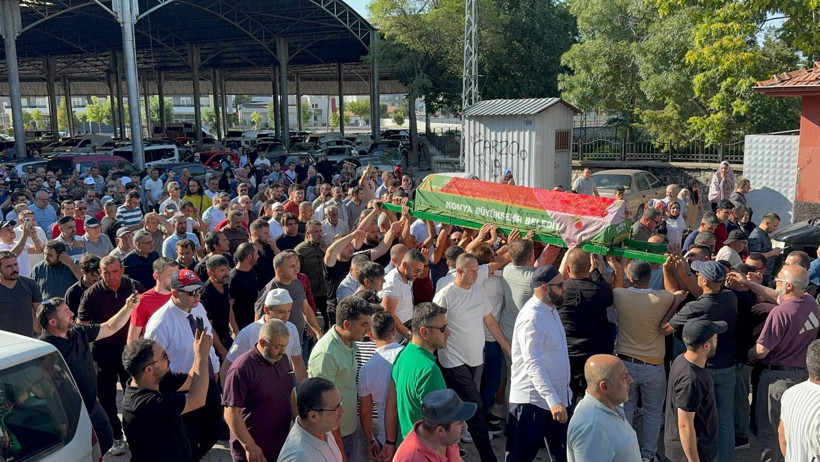 Bir aşk hikayesinin en hüzünlü sonu: Konya'da 'kırmızılı kadın' son yolculuğuna uğurlandı - Resim : 5