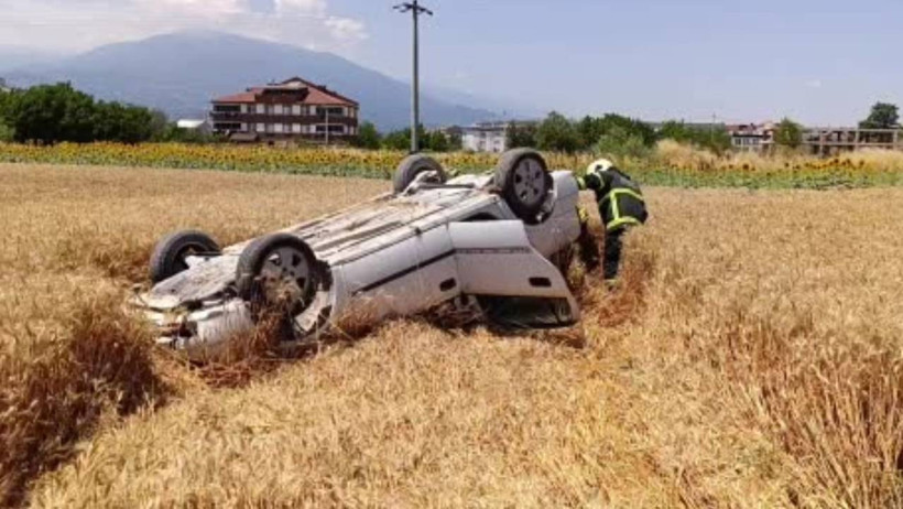 Taklalar atan otomobil tarlaya uçtu - Resim : 1