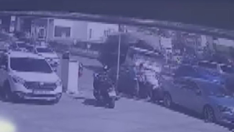 Tuzla’da korkutan kaza: Kontrolden çıkan kamyonet yola devrildi - Resim : 1
