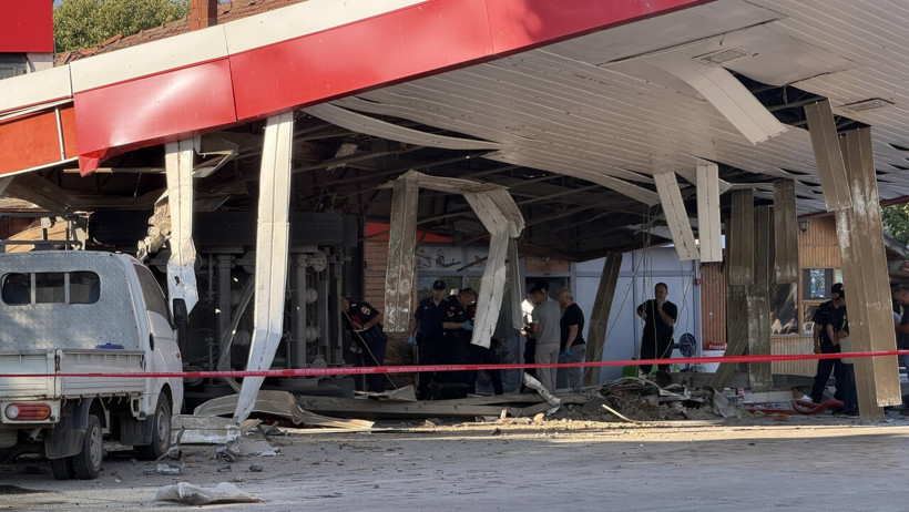 Kontrolden çıkan tır istasyona daldı: Marketteki müşteri yaşamını yitirdi - Resim : 1