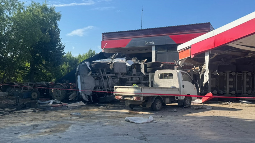 Bursa’da facia: Tır akaryakıt istasyonuna girdi - Resim : 1