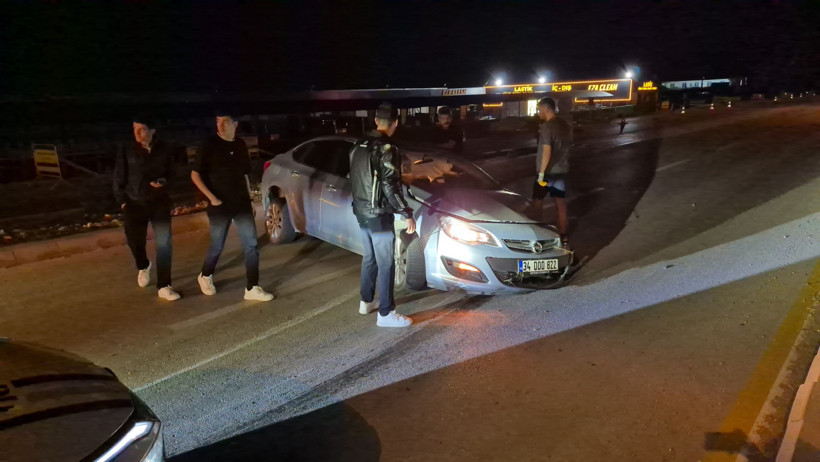 Alkollü sürücü caddeyi birbirine kattı: Tabelaya çarparak durabildi - Resim : 2