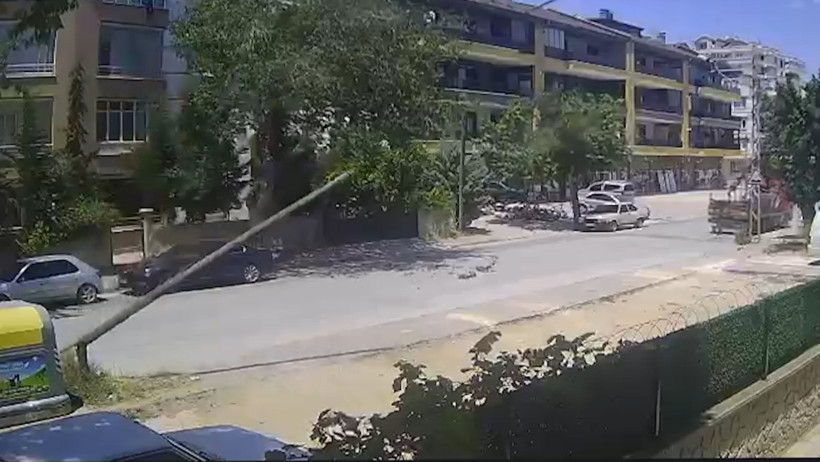 Her an başınıza bir direk düşebilir: Konya'da akılalmaz kaza - Resim : 2