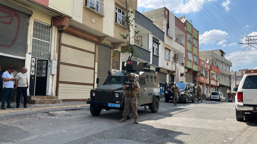 Özel Harekat polisi mahalleyi kuşattı: Silahı ile birlikte yakalandı - Resim : 1