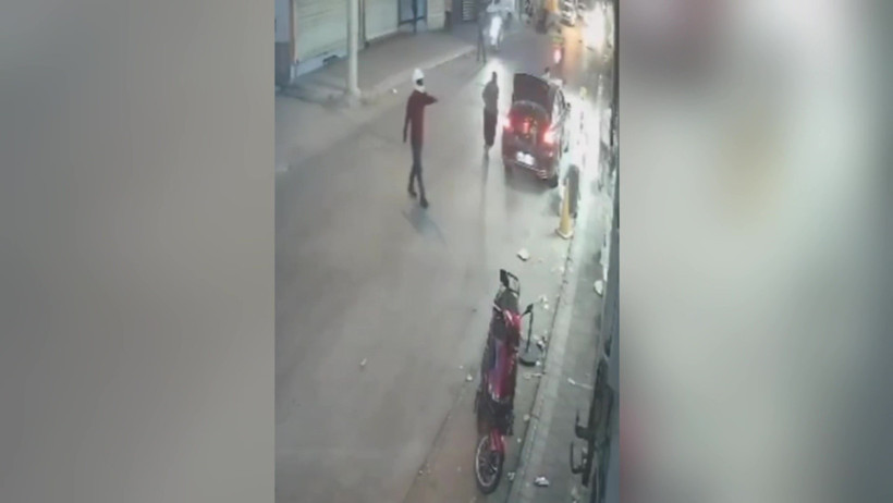 Kasklı saldırgan iş yerini kurşunladı: Kaçarken etrafa ateş açtı, bir kişiyi yaraladı - Resim : 1