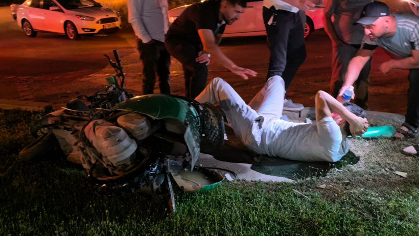 Kontrolden çıkan motosiklet yön levhasına çarptı: Sürücü ağır yaralandı - Resim : 1