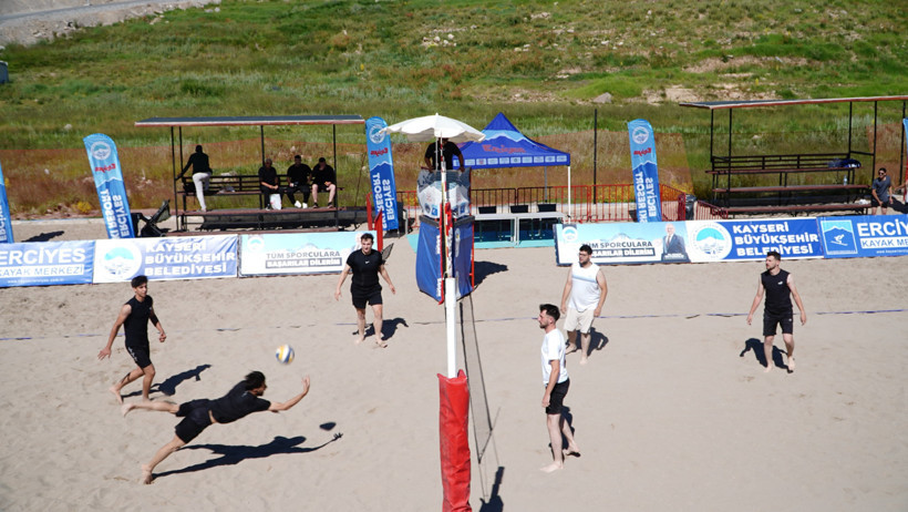 Erciyes'te 2 bin 200 metrede plaj voleybolu - Resim : 1