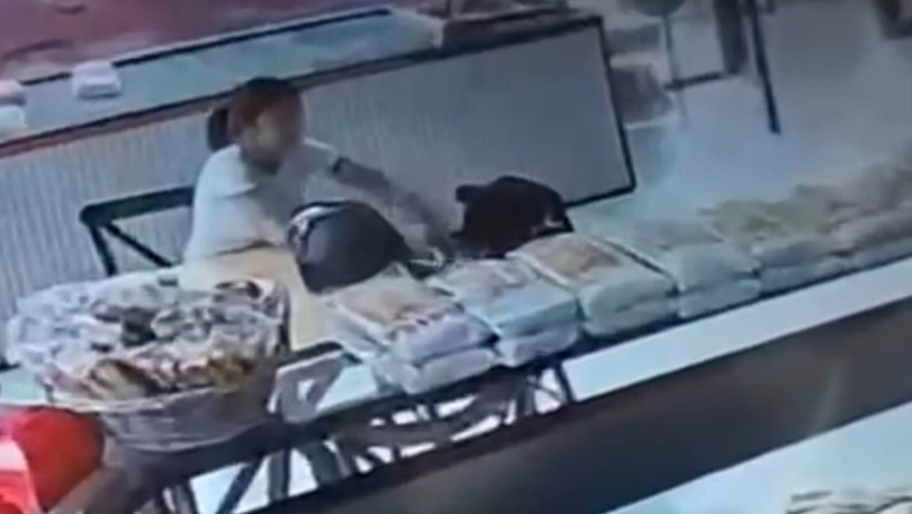 Pişkin müşteri: Şekerin biri çay attı geri kalanını çantaya - Resim : 1