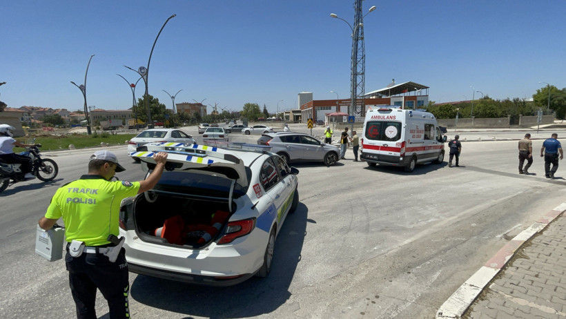 Karaman'da otomobil ile motosiklet çarpıştı: 1 yaralı - Resim : 1