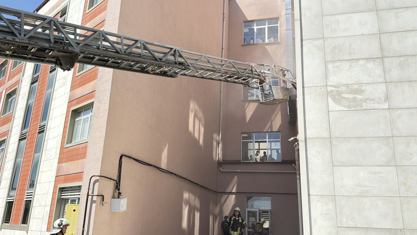 Bartın Adliyesi'nde yangın: Alarmı duyan dışarı koştu - Resim : 2