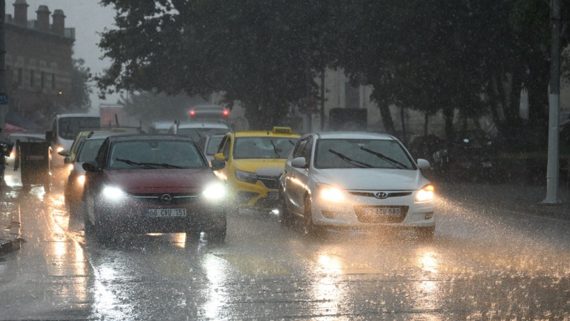 Edirne’de aniden bastıran sağanak hayatı felç etti - Resim : 1