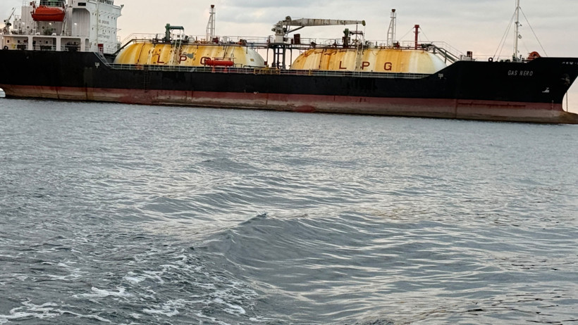 Alev alev yanan dev tanker Trabzon’a sığındı: Onarım sırası bekliyor - Resim : 2